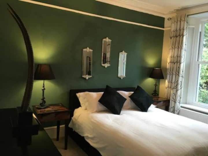 The Green Room,  It has a King Bed ,rural outlook with large windows. U prostoriji se nalazi samostojeći ormar s velikim ogledalom i mnogo prostora .