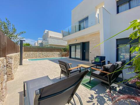 Luxury villa with private pool, by the sea