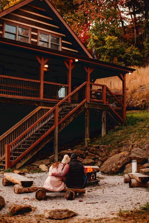 20 Person Lodge! Secluded! Hot Tub, Firepit, WBFP!