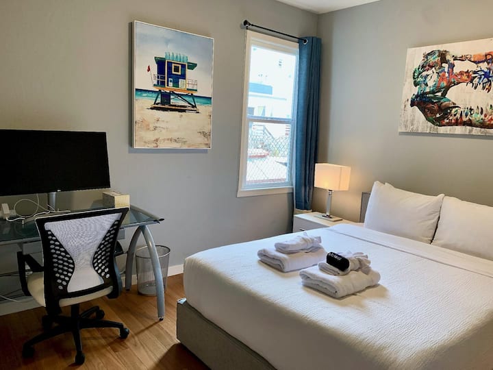 Dormitorio medio con cama tamaño queen...