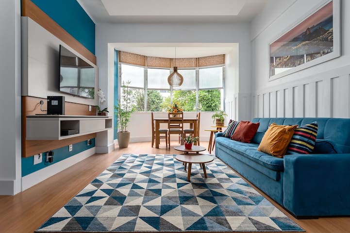 NOVO! REFORMADO e DECORADO! Apartamento de 2/3 Quartos a 250m da Praia de Copa, wi fi, ar, cozinha completa e lavanderia