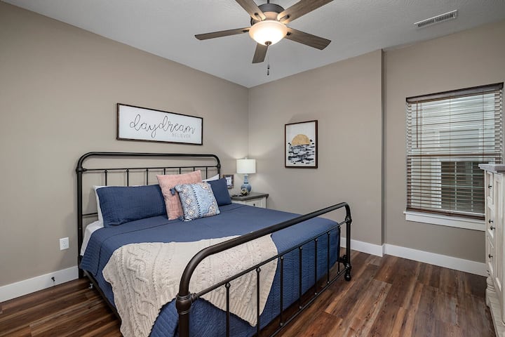 Спалня на долния етаж с голямо двойно легло и собствена баня