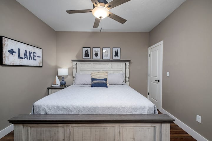 Спалня на долния етаж с голямо двойно легло и собствена баня