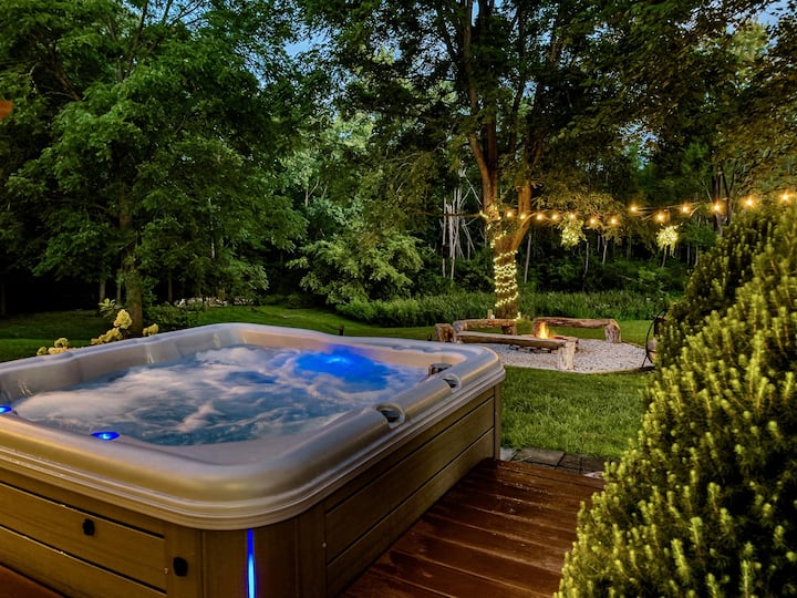 Walkable to Two Wineries + River| Hot Tub, Karaoke