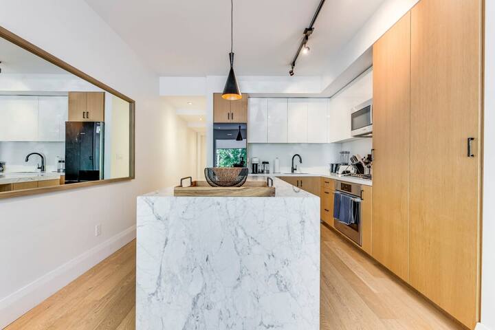 Little Italy Luxurious House gallery image 3