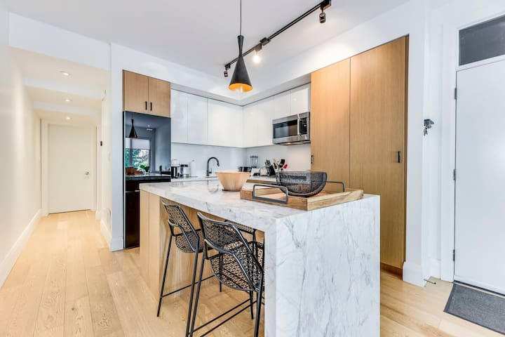 Little Italy Luxurious House gallery image 4