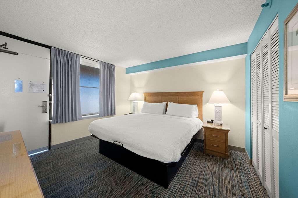 Dormitorio con cama tamaño king