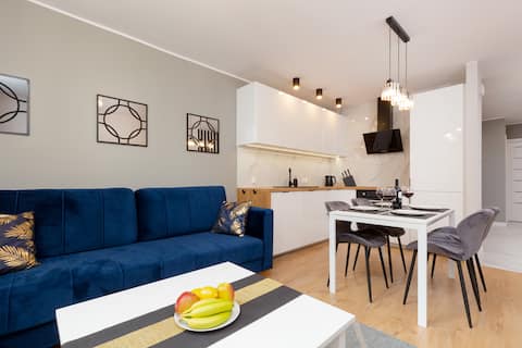 Popular Airbnb listing: Spindle 1A | Apartment for 6 | Wawrzyszew Metro in Bielany