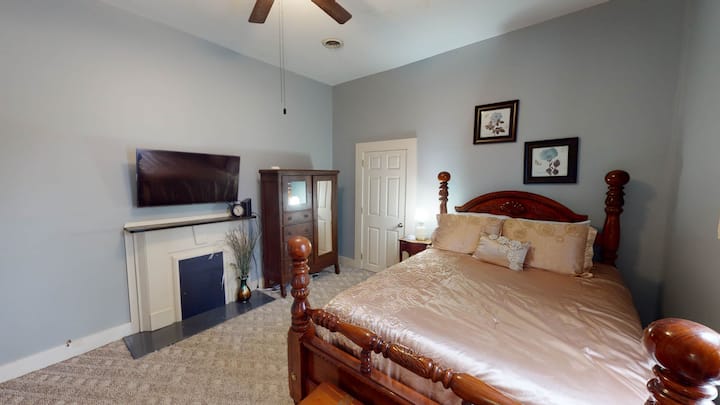 ห้องนอนขนาดใหญ่เตียงควีนไซส์และสมาร์ททีวี