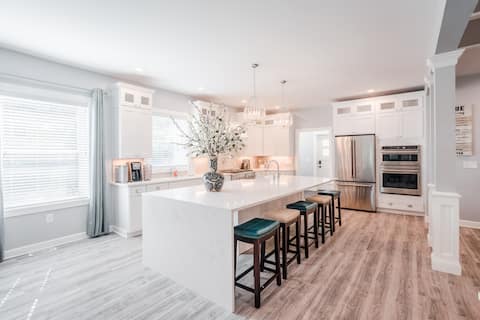 Successful Airbnb property: Glamorous, Upscale 5B Hyde Park Home w/Patio in Hyde Park