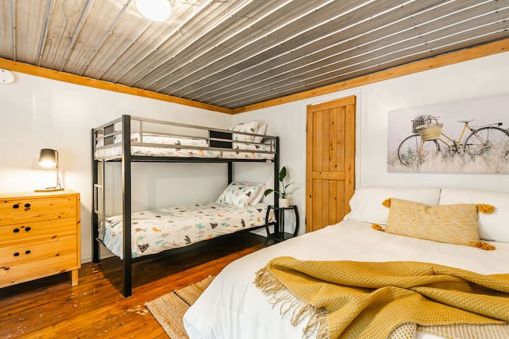 Une chambre partagée conçue pour le confort pendant les froides journées d'hiver.