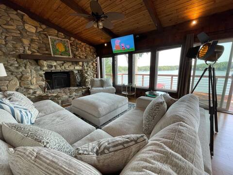 Lakefront Home with Hot Tub! Kayaks,SUP's,Fireplace! King beds, PingPong, CornHole!