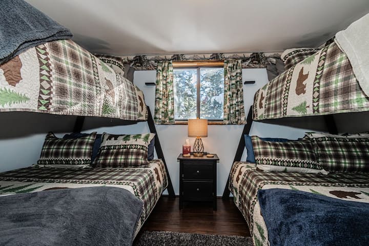 Upstairs bunk bed room - 2 queens and 2 Twin XL beds