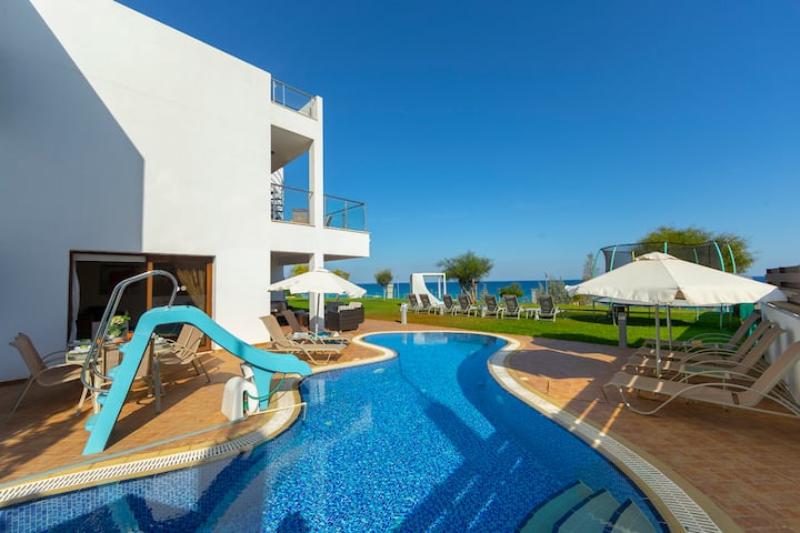 Seafront 5-bedroom villa with pool (villa 13)
