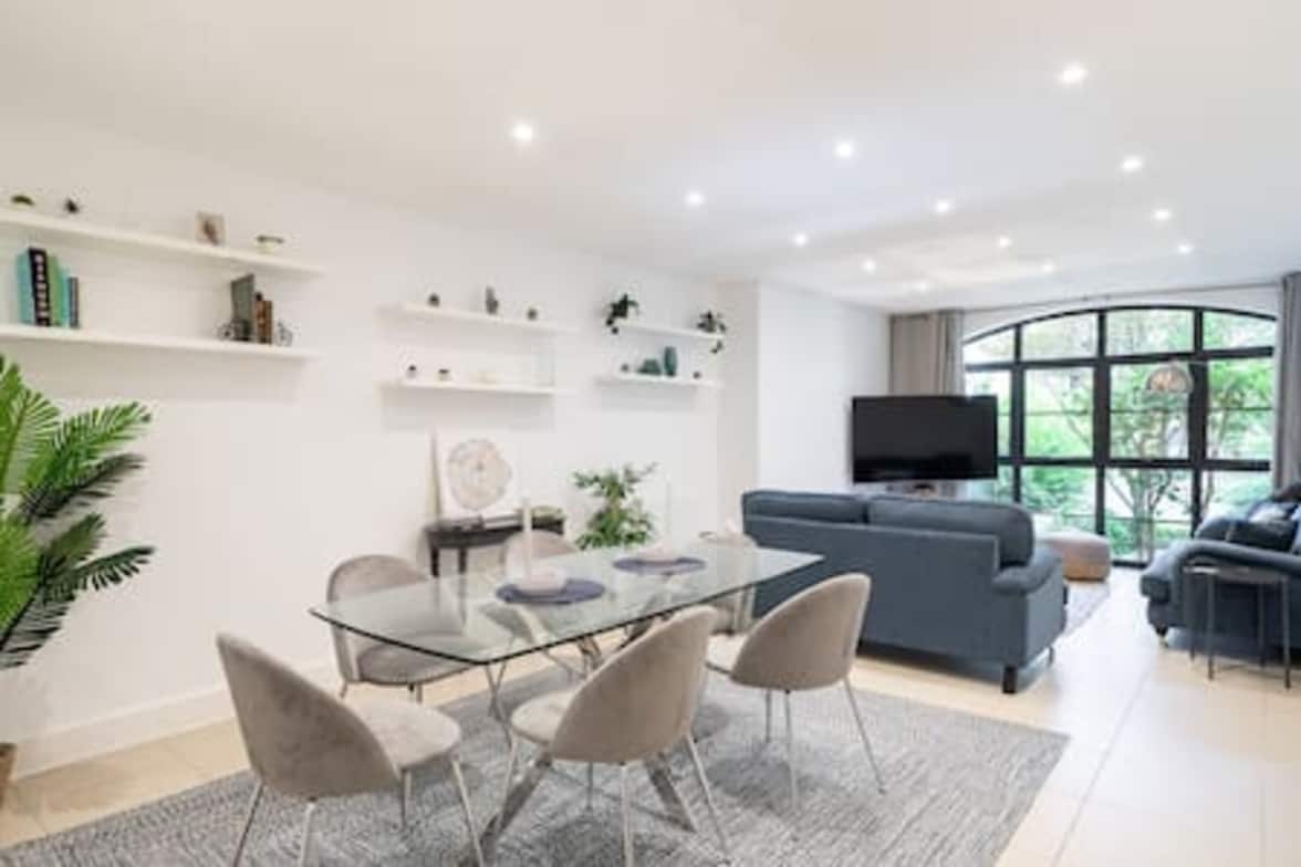Successful Airbnb property: 61A Endell street · 3 Bedroom Covent Garden House in Greater London