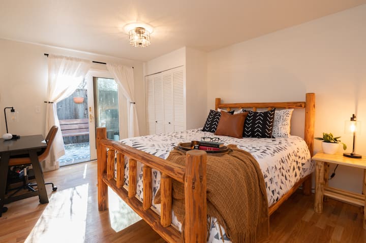 غرفة نوم بحجم كوين مع إمكانية الوصول إلى السطح الجانبي