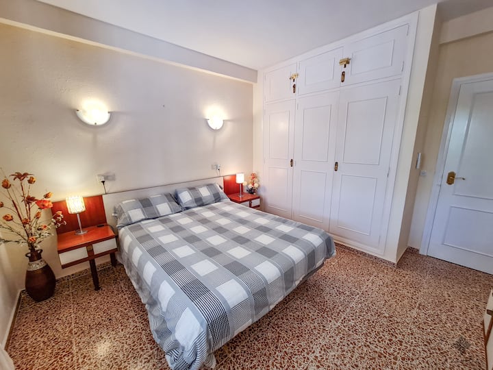 ห้องนอนพร้อมเตียงคู่และตู้เสื้อผ้า