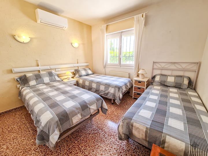 ห้องนอนพร้อมเตียงเดี่ยว 3 หลัง