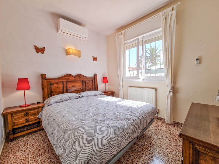 ห้องนอนพร้อมเตียงคู่และเครื่องปรับอากาศ