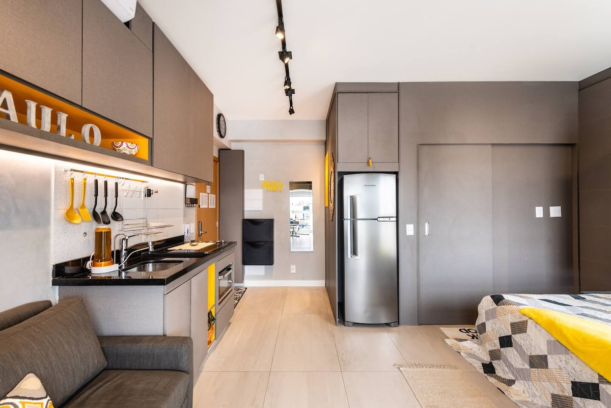 Integrirano okruženje: dnevni boravak, kuhinja i spavaća soba u prostranom i svijetlom prostoru, idealno za duži boravak.