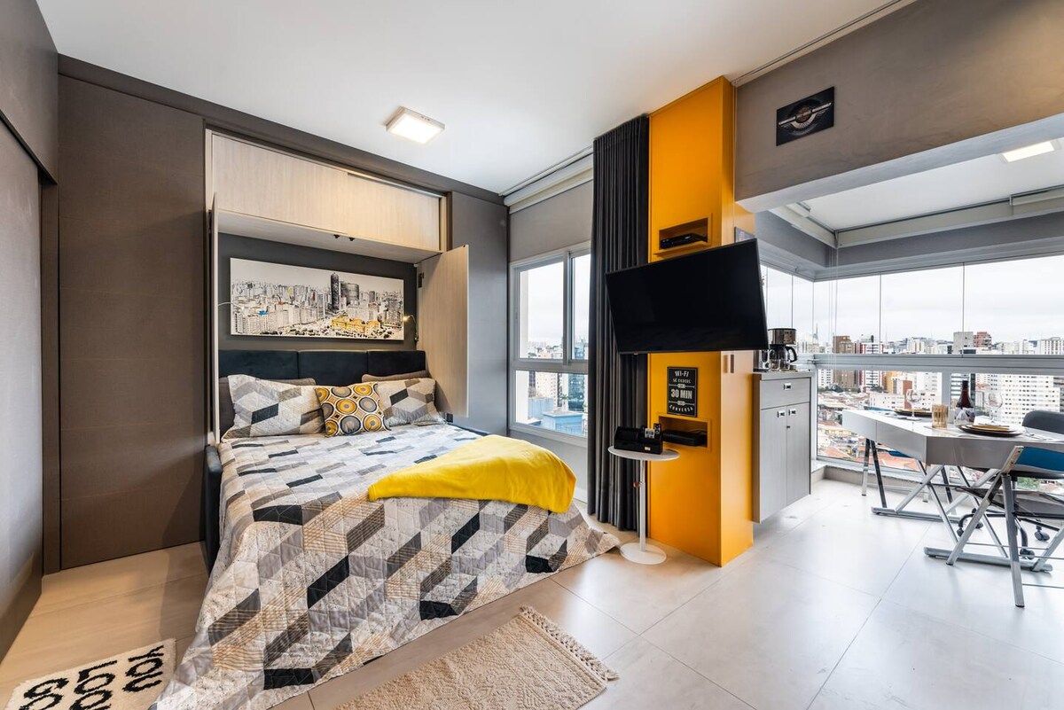 Spavaća soba s bračnim krevetom, televizorom i prirodnim svjetlom iz Pinheirosa.