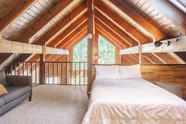 Queensize bed in de loft