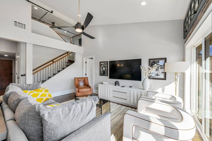 Art Deco Building Condo w/Private 50 ft Terrace gallery image 4