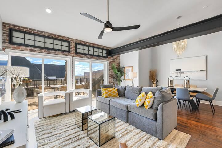 Art Deco Building Condo w/Private 50 ft Terrace gallery image 3