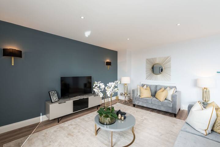 Stunning 4BD Duplex Apartment in Earls Court with gallery image 3