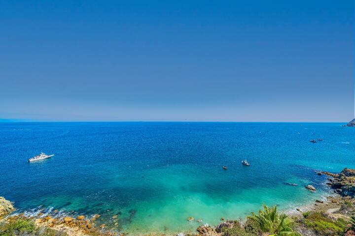 Oceanfront villa w/ One of a kind Amazing View gallery image 5