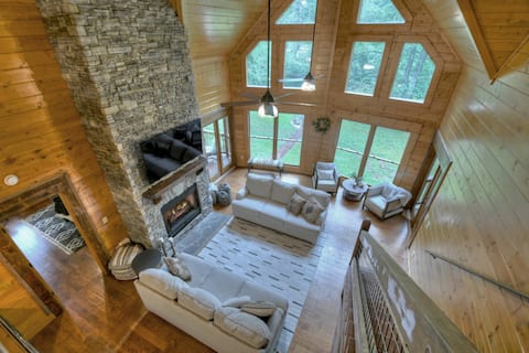 Top Airbnb: Creekside Solitude~5 BR/5B~Firepit~Hot Tub in Ellijay