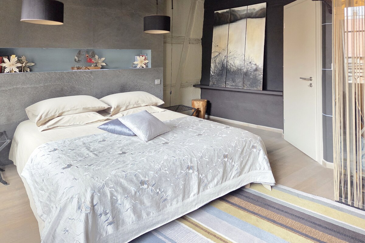 En la planta superior, disfrute de la gran habitación equipada con una cama tamaño queen (160x200 cm) y un gran armario.