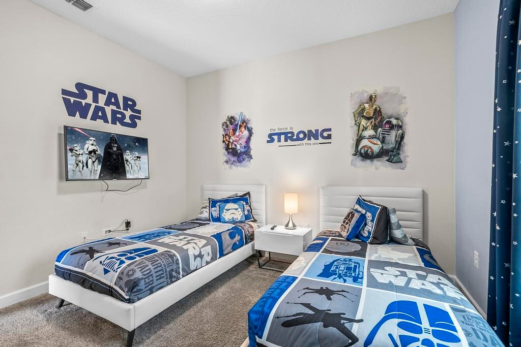 חדר שינה יפהפה של מלחמת הכוכבים למטה.
