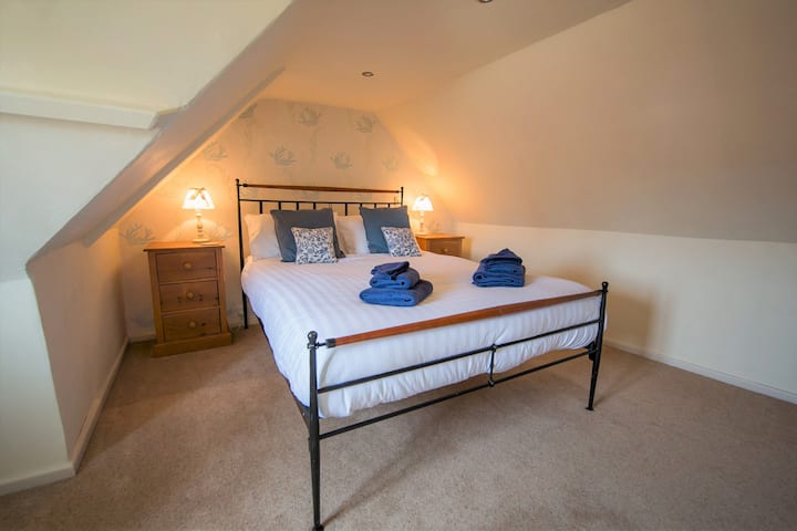 Втората двокреветна соба на улицата Тринити бр. 3 има сводест таван.  Достапно од викендичките за одмор во Дуранц, Сафолк