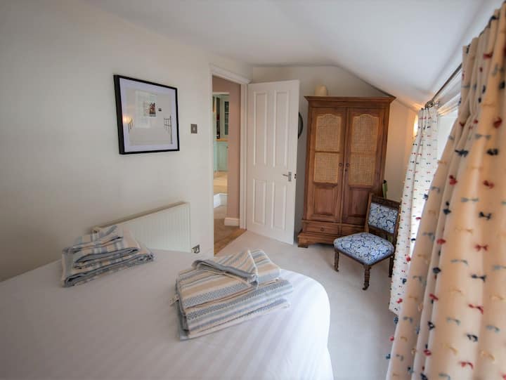 Двокреветна соба со гардероба и стол на 3 Trinity Street, Southwold.  Let with Durrants Holiday Cottages Suffolk