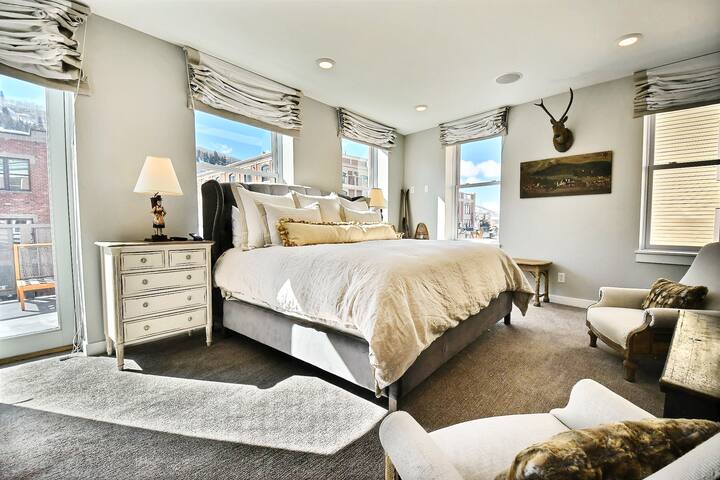 Main ST Contemporary Condo Walk to Ski.