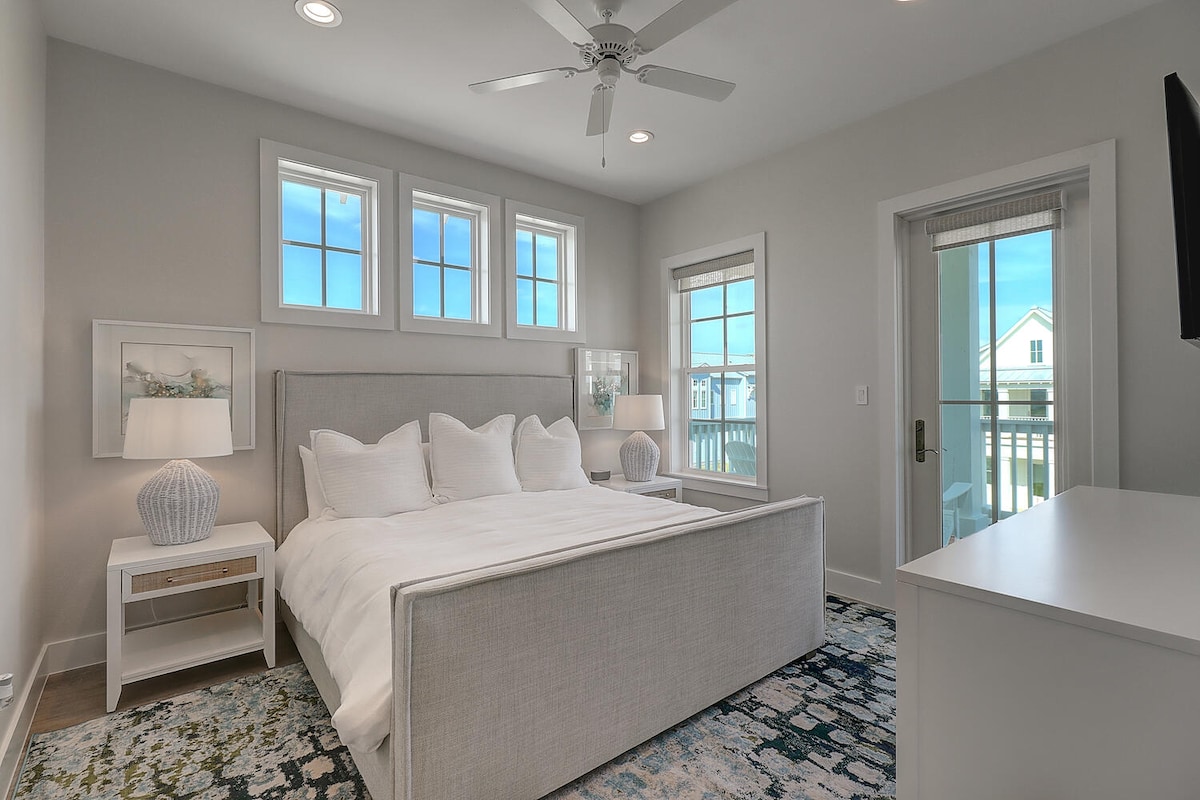 ห้องสวีทพริมารีคิงไซส์พร้อมระเบียงด้านหน้า ชั้น 2 