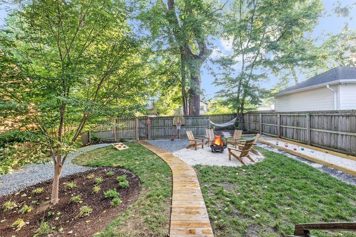 The Maple House – Huge Backyard + Mins to Broadway gallery image 2