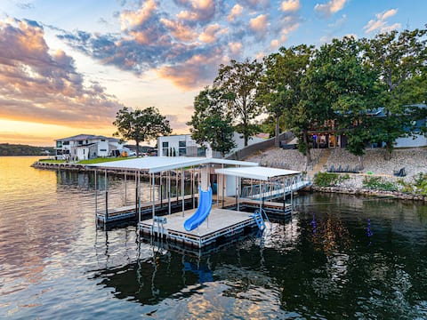 Lake Front! Private Dock-Hot Tub- Fire Pits & More