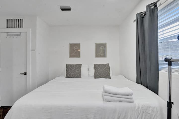 Es una foto del dormitorio n.º3. Puedes ver que tenemos las puertas, el arte en las paredes y las cortinas oscuras que coinciden con el esquema de color de la casa.