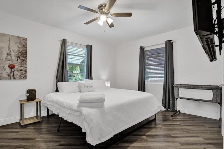 Este es el dormitorio principal y uno de mis favoritos. Esta habitación tiene una mininevera, TV de ultra alta definición 4K de 55 pulgadas, cuna para bebés y cortinas opacas.