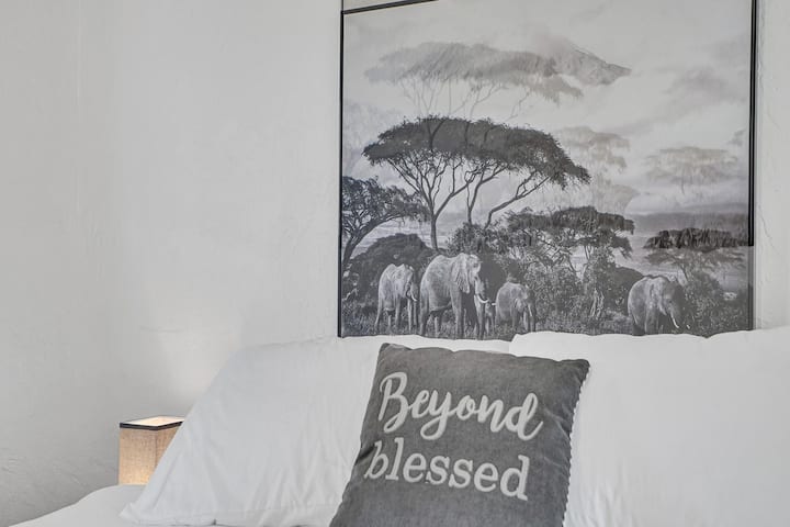 Además de los esquemas de pintura y los toques decorativos modernos, tratamos de asegurarnos de que todas las habitaciones tuvieran arte. En el dormitorio #4 encontrarás una fotografía profesional de elefantes en blanco y negro que es muy dramática.