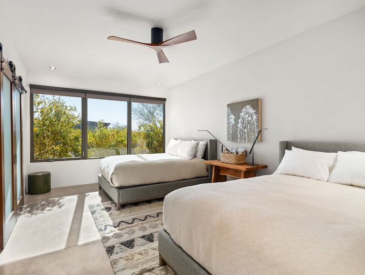 Mak: 4. spavaća soba sa 2 bračna kreveta, pametnim TV-om i kupatilom.