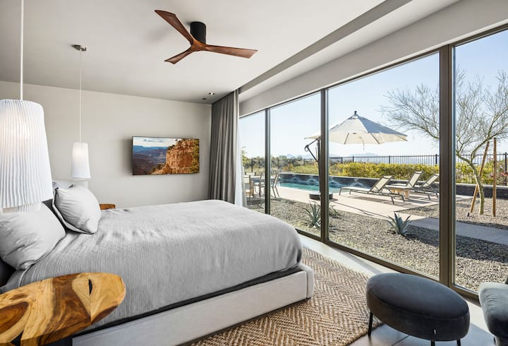 Vrba: Primarna spavaća soba s bračnim krevetom, pametnim TV-om, privatnim kupatilom i prelijepim bazenom u dvorištu i pogledom na pustinju.