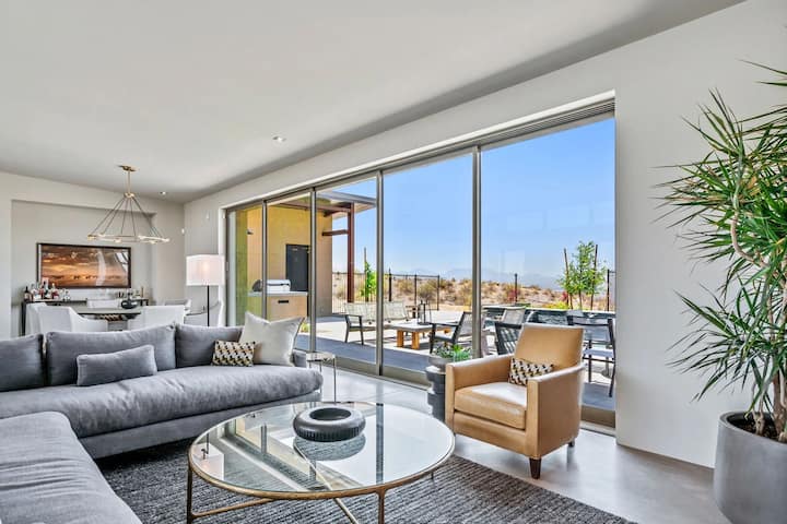 Prostrana, svijetla i svijetla dnevna soba s električnim kaminom, mokrim barom, Smart TV-om i dizajnerskim namještajem.