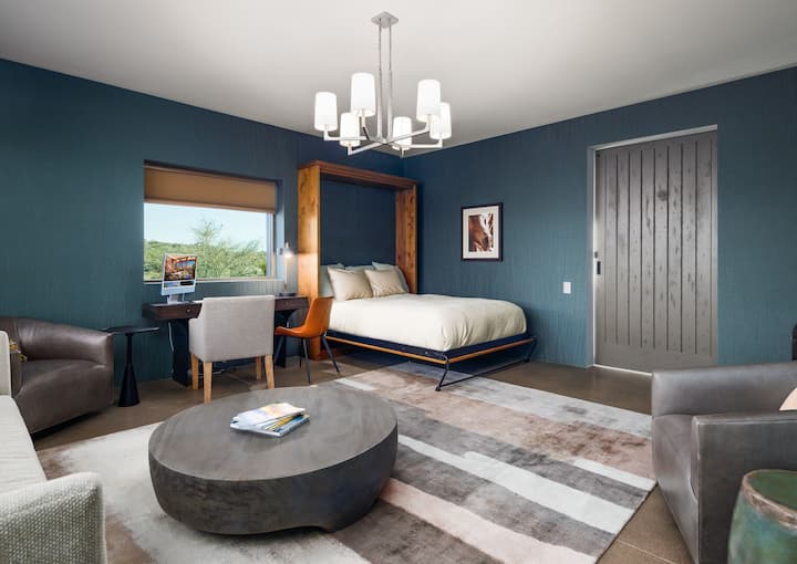 Lavanda:2. spavaća soba sa Marfijevim bračnim krevetom, sofom na razvlačenje, namjenskom radnom stanicom sa Mac računarom i kupatilom.