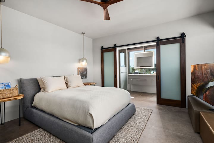 Laurel: Peta spavaća soba je dostupna samo kroz dvorište sa bračnim krevetom, pametnim televizorom i kupatilom