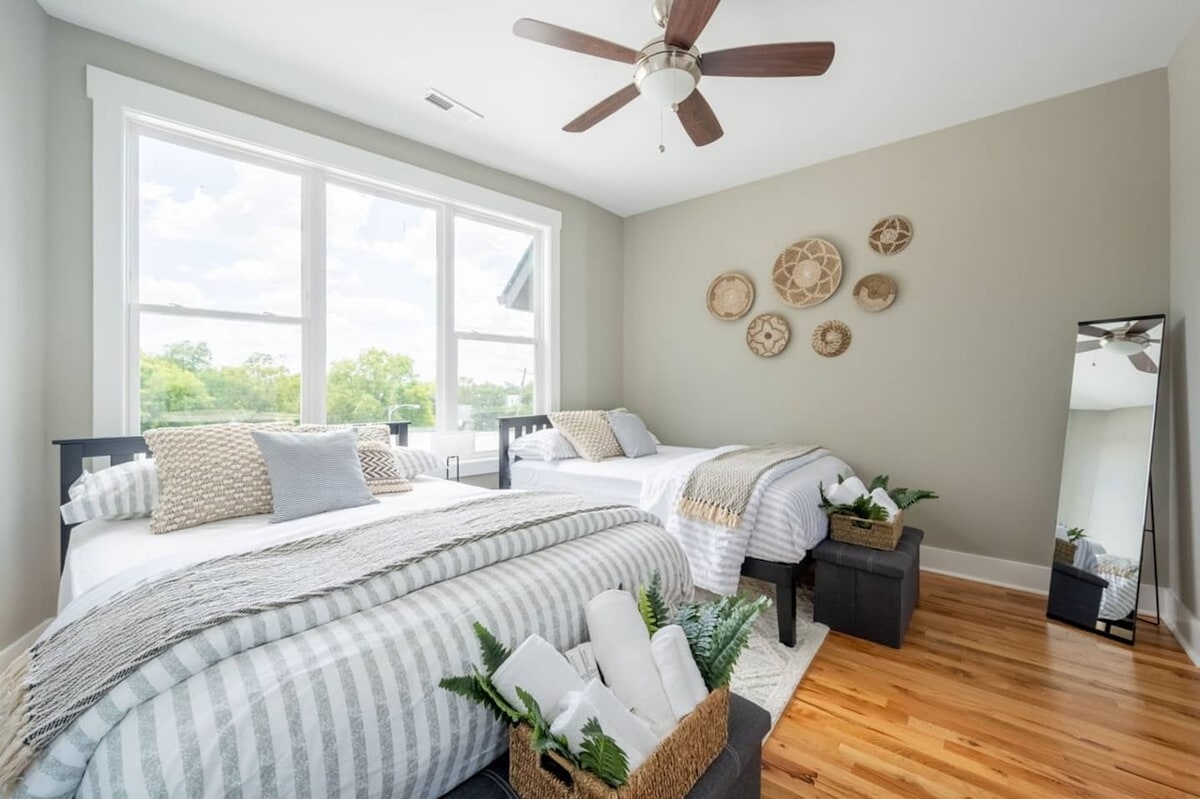 تحتوي غرفة النوم الثانية على سريرين مريحين مع خزانة ملابس كبيرة وحمام داخلي. تم تركيب ستائر تعتيم.