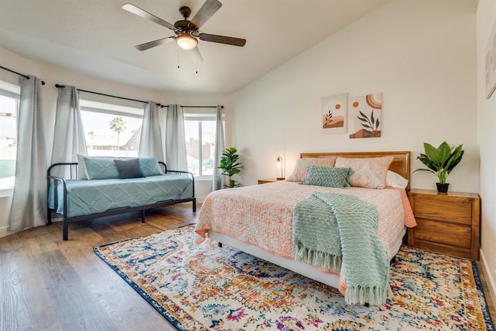 Main bedroom offers Queen size memory foam mattress & Twin daybed that converts to King size bed.