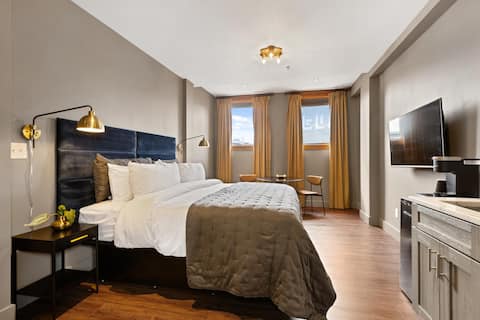 Popular Airbnb listing: Superior King in downtown Manhattan in Lower East Side